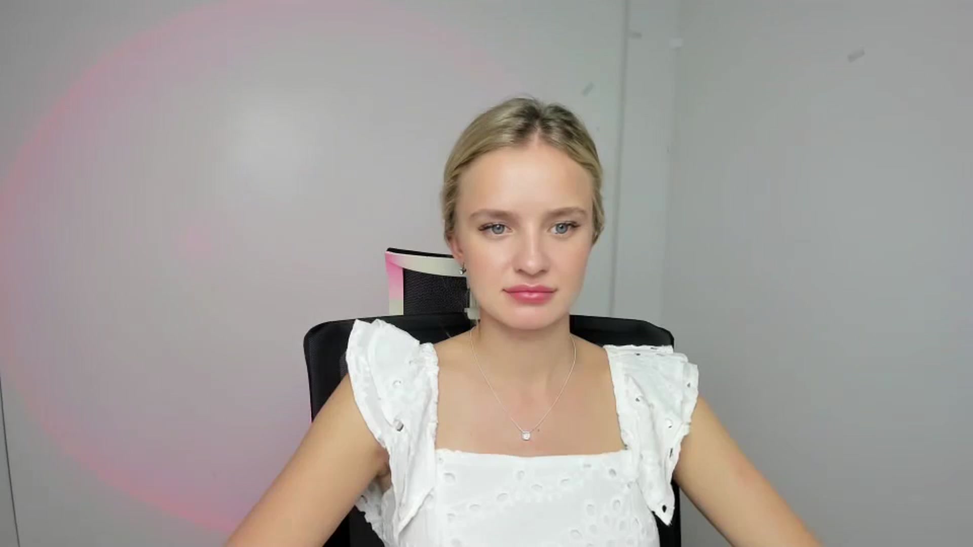 Gallery image thumbnail from Bella_amorere's myfreecams stream on, 08/25/2024, 10:36 image 6 of 20