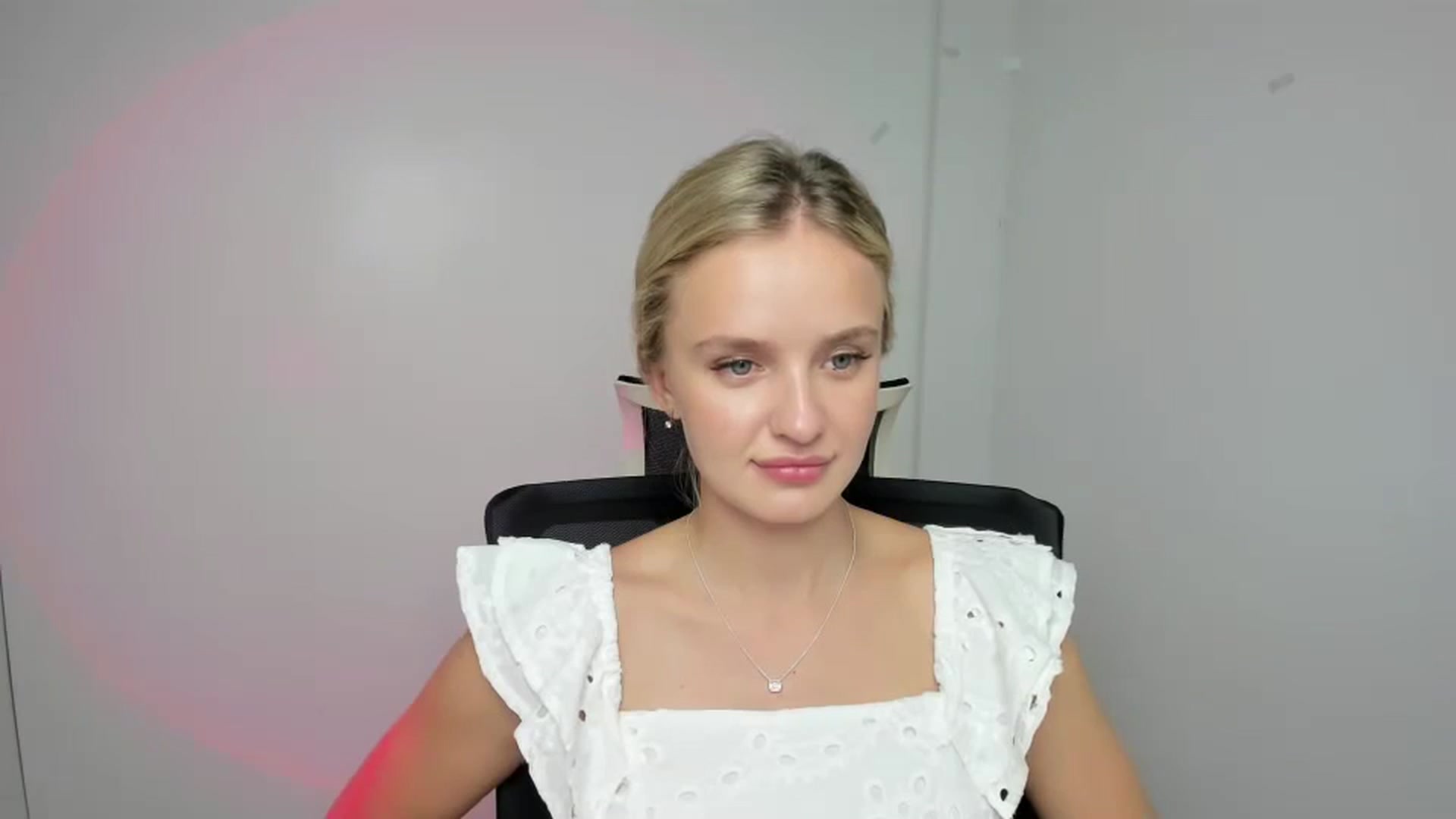 Gallery image thumbnail from Bella_amorere's myfreecams stream on, 08/25/2024, 10:36 image 16 of 20