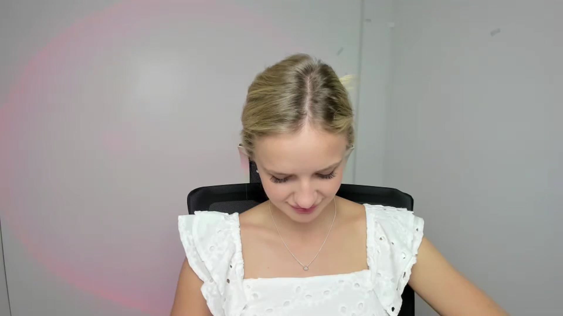 Gallery image thumbnail from Bella_amorere's myfreecams stream on, 08/25/2024, 10:36 image 15 of 20