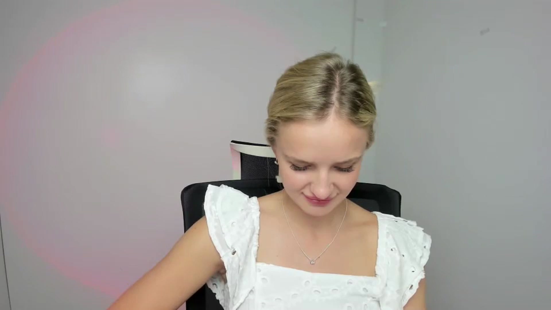 Gallery image thumbnail from Bella_amorere's myfreecams stream on, 08/25/2024, 10:36 image 14 of 20