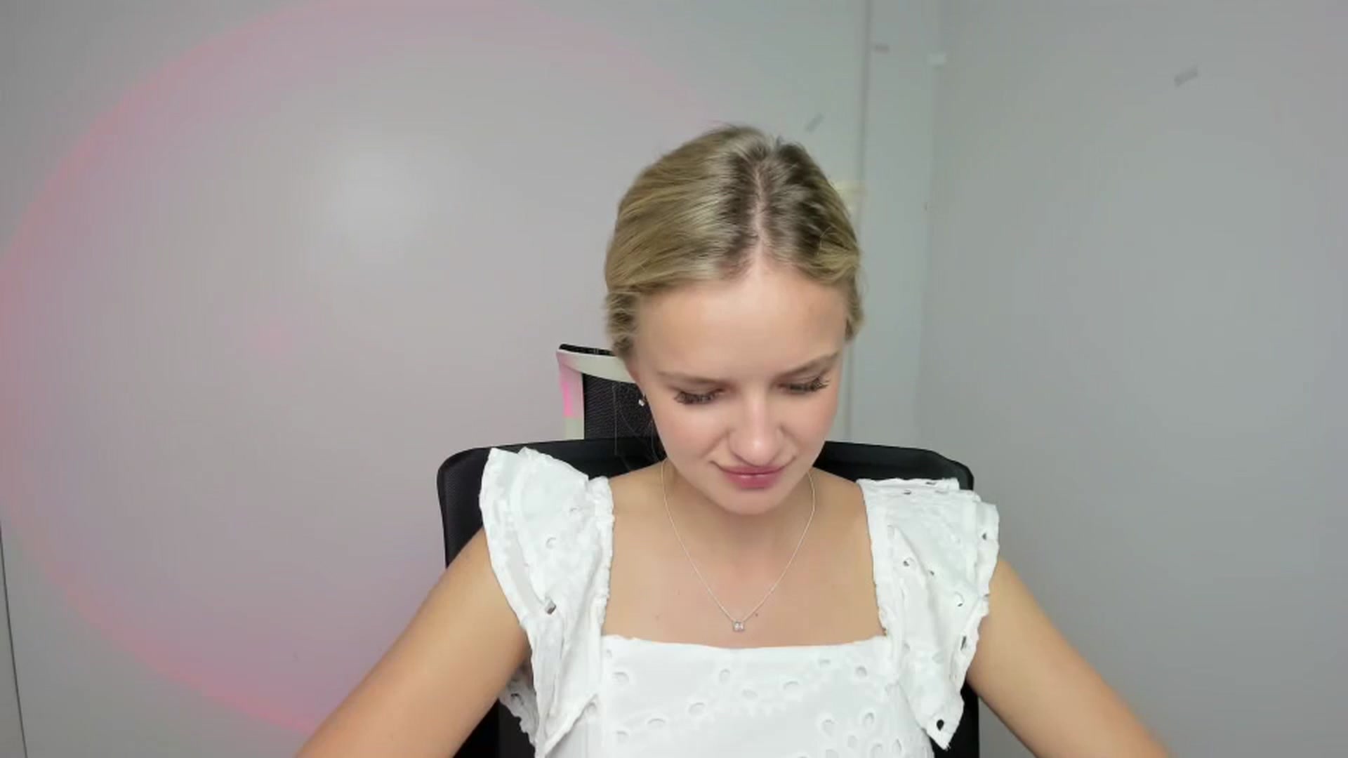 Gallery image thumbnail from Bella_amorere's myfreecams stream on, 08/25/2024, 10:36 image 12 of 20