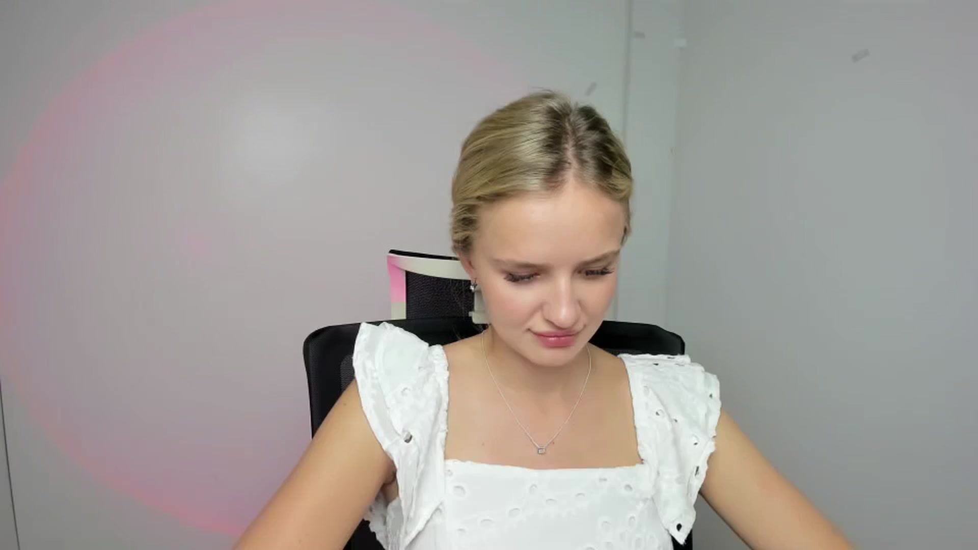 Gallery image thumbnail from Bella_amorere's myfreecams stream on, 08/25/2024, 10:36 image 7 of 20