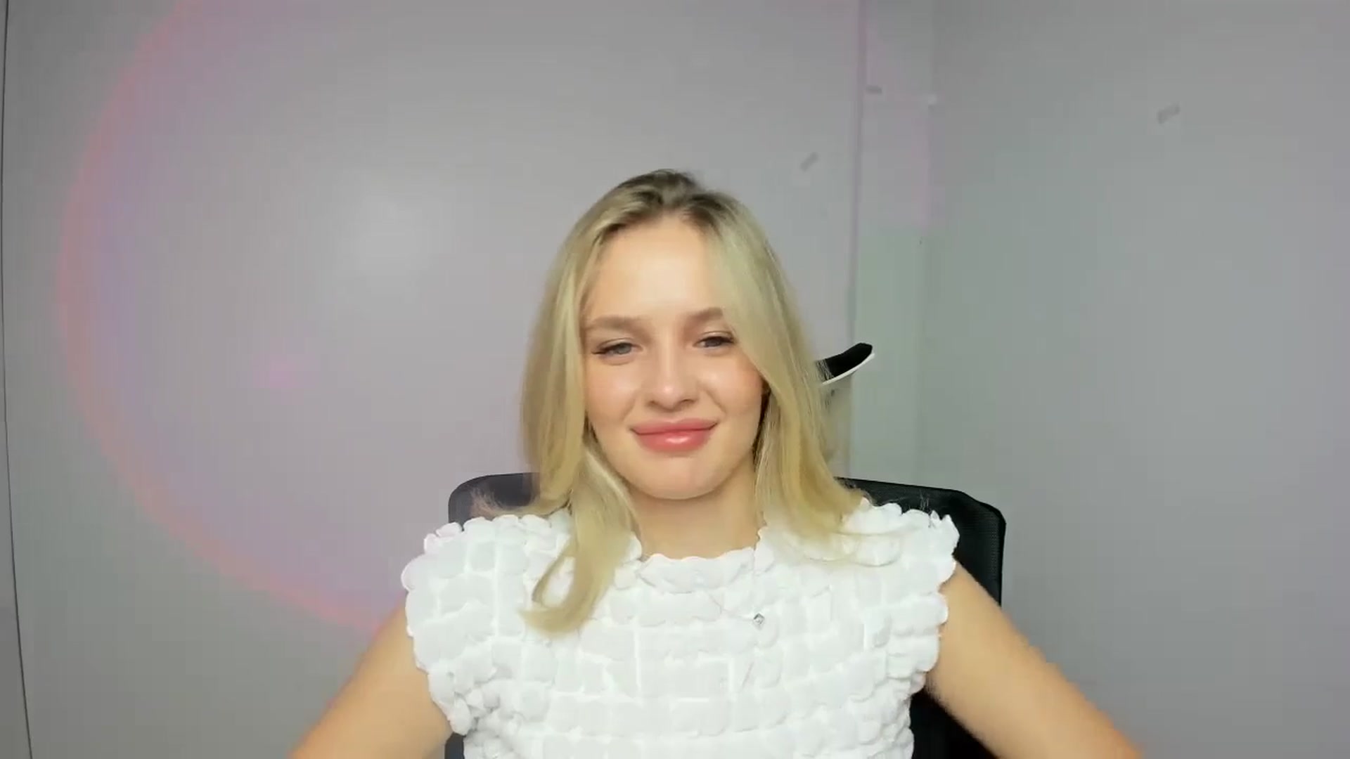 Gallery image thumbnail from Bella_amorere's myfreecams stream on, 08/27/2024, 12:54 image 18 of 20