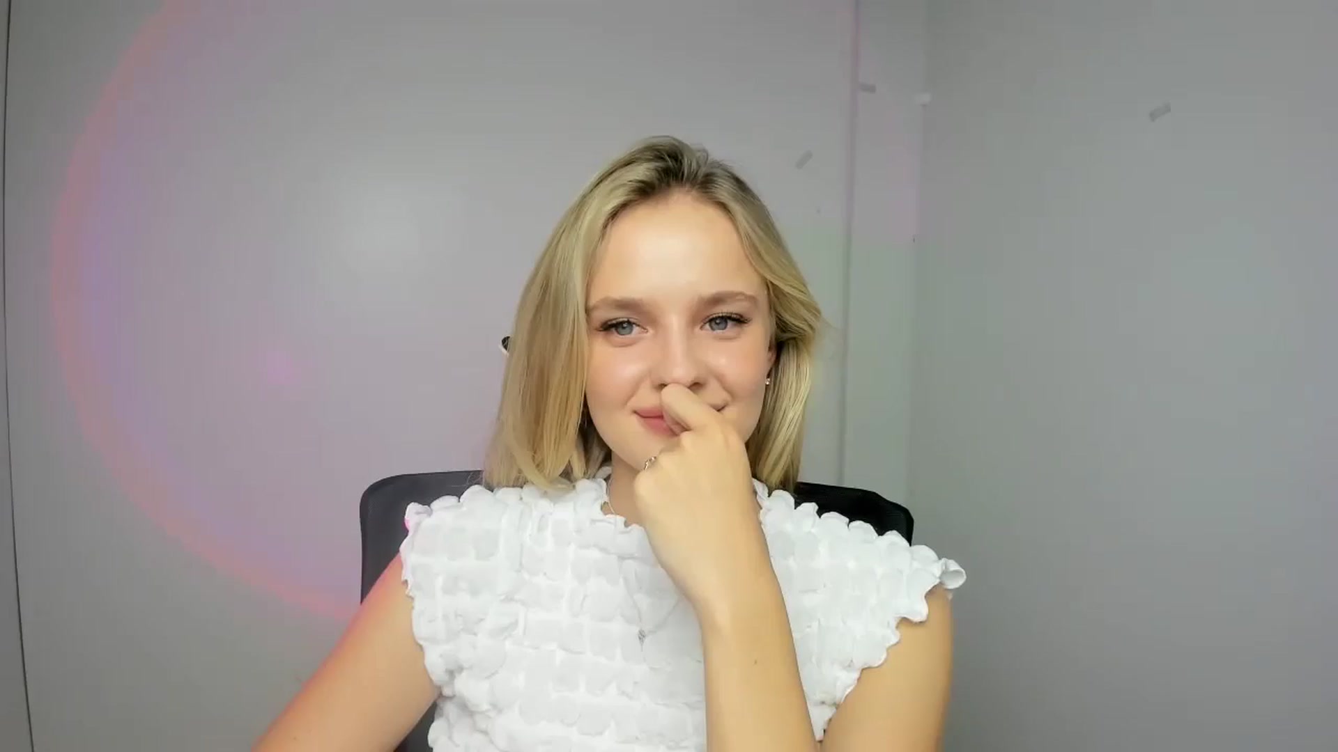 Gallery image thumbnail from Bella_amorere's myfreecams stream on, 08/27/2024, 15:35 image 16 of 20