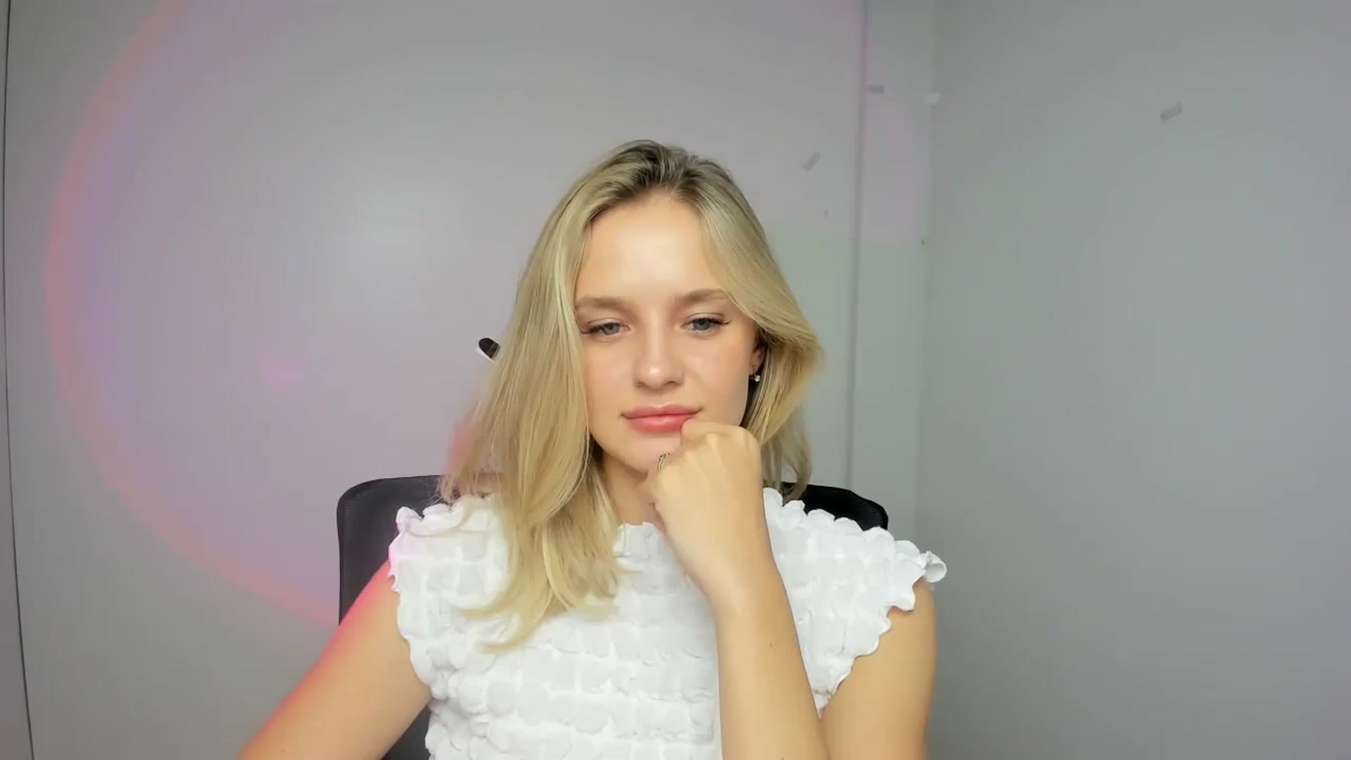 Gallery image thumbnail from Bella_amorere's myfreecams stream on, 08/27/2024, 15:35 image 7 of 20
