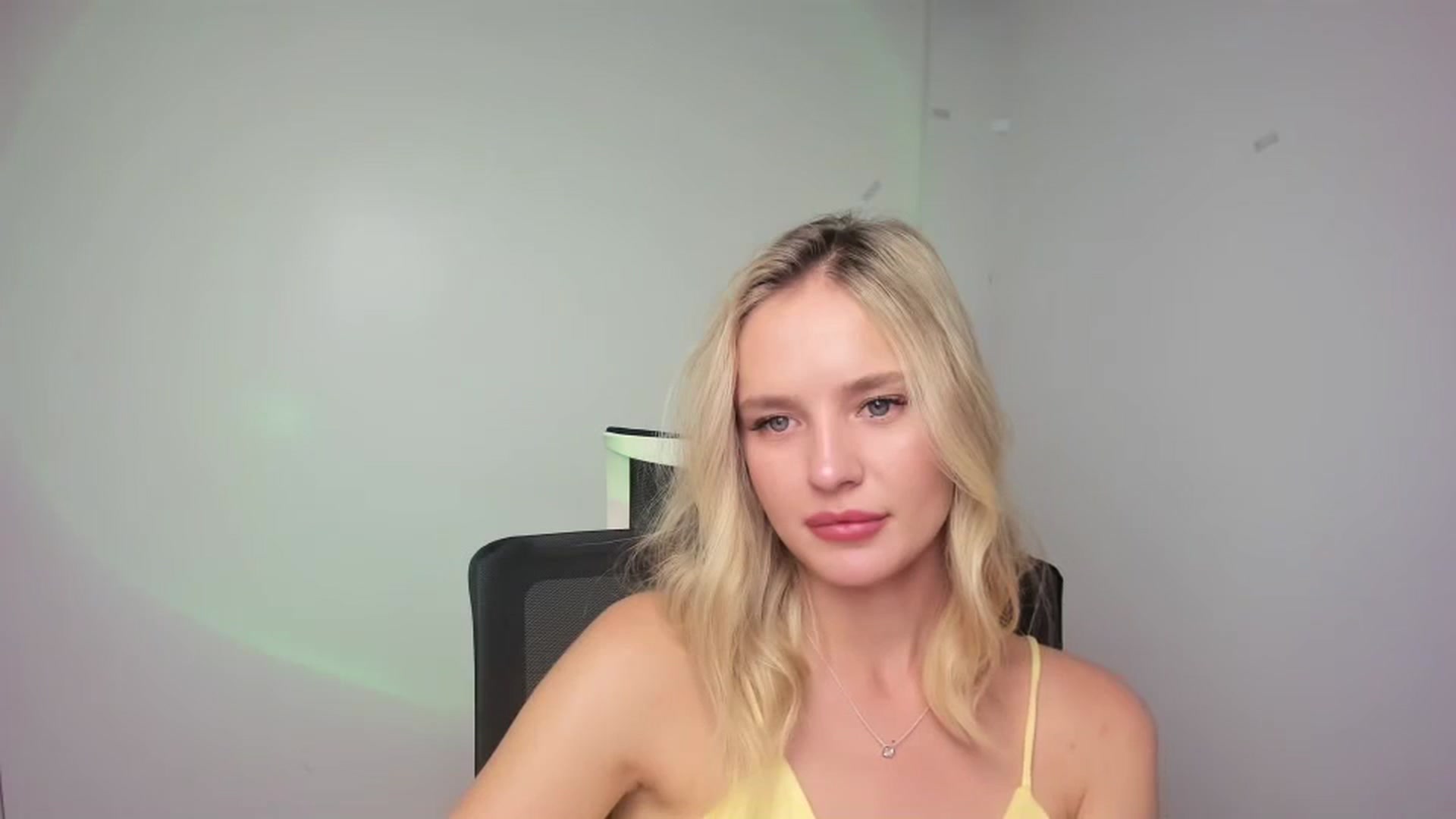 Gallery image thumbnail from Bella_amorere's myfreecams stream on, 08/29/2024, 13:07 image 12 of 20