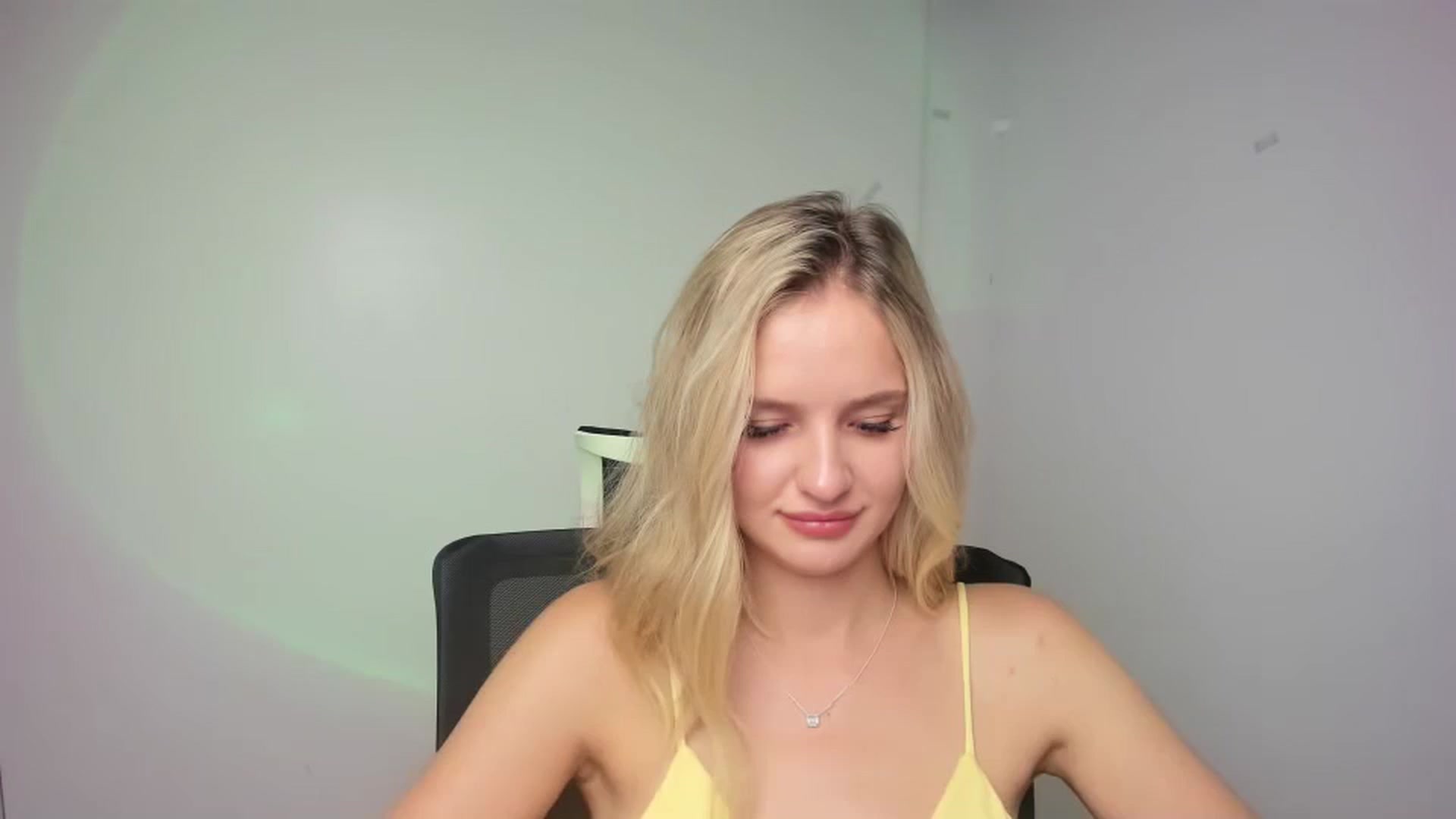 Gallery image thumbnail from Bella_amorere's myfreecams stream on, 08/29/2024, 13:43 image 8 of 20