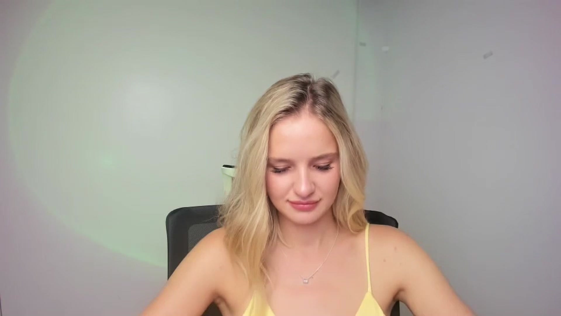 Gallery image thumbnail from Bella_amorere's myfreecams stream on, 08/29/2024, 13:43 image 12 of 20