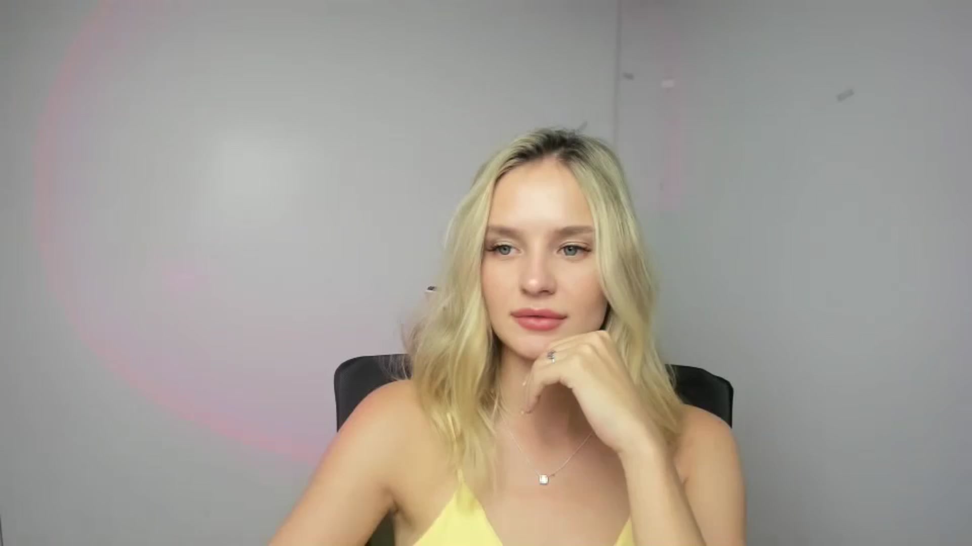 Gallery image thumbnail from Bella_amorere's myfreecams stream on, 08/29/2024, 13:43 image 17 of 20