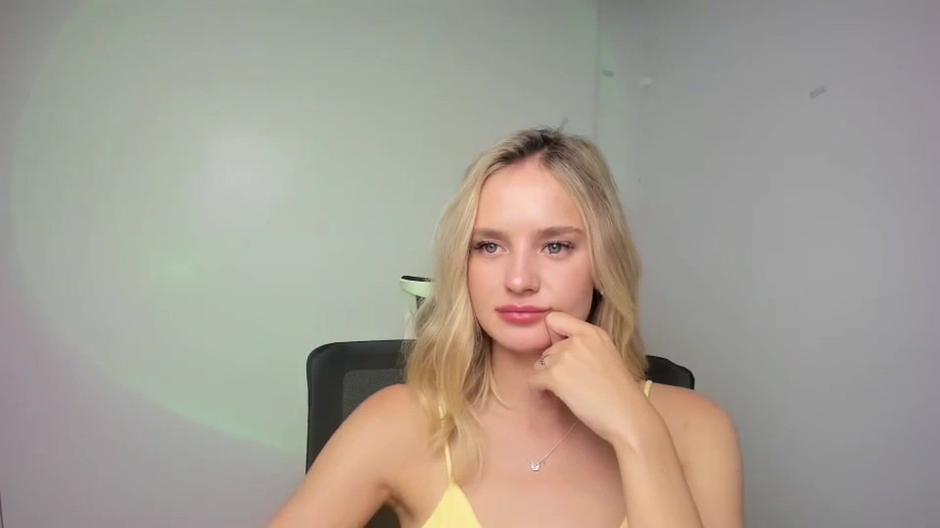 Gallery image thumbnail from Bella_amorere's myfreecams stream on, 08/29/2024, 13:43 image 7 of 20
