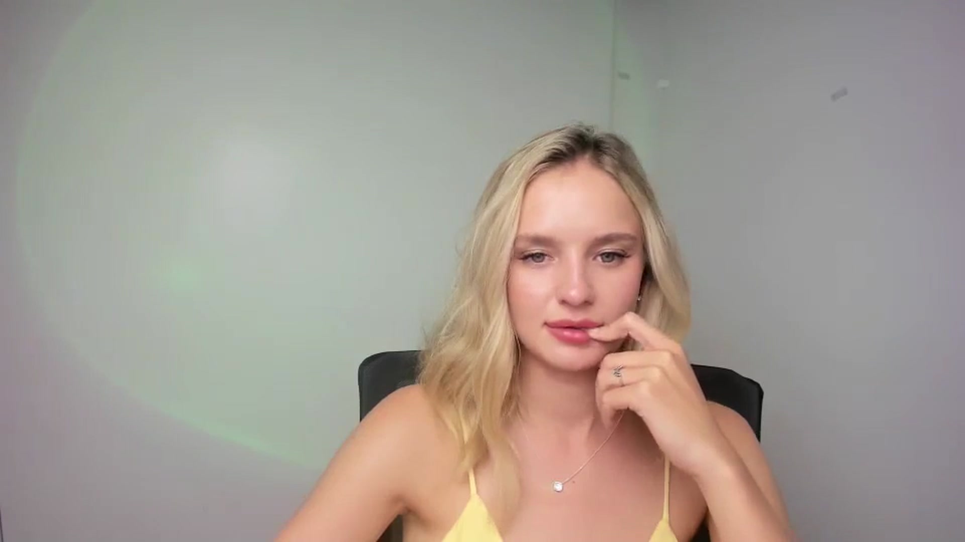 Gallery image thumbnail from Bella_amorere's myfreecams stream on, 08/29/2024, 13:43 image 15 of 20
