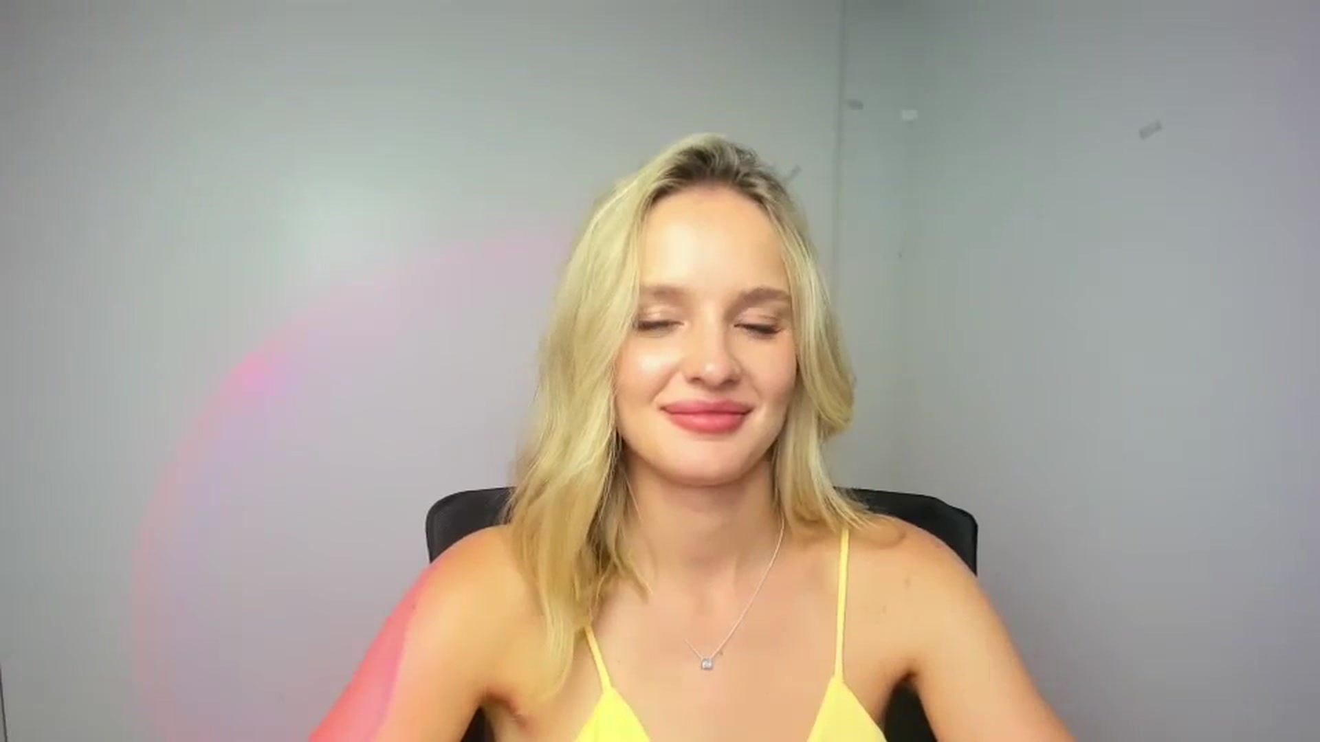 Gallery image thumbnail from Bella_amorere's myfreecams stream on, 08/29/2024, 16:00 image 6 of 20