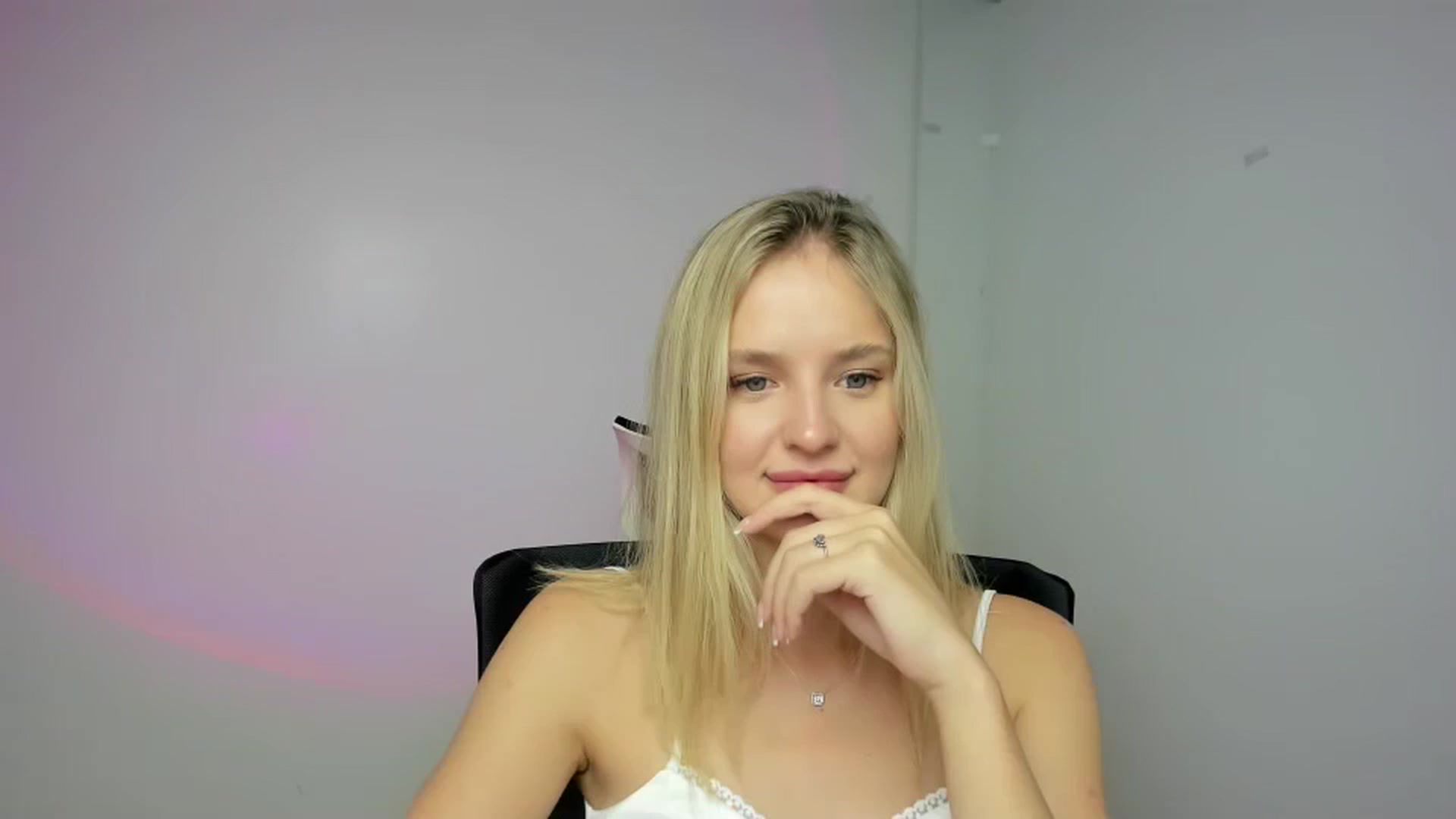 Gallery image thumbnail from Bella_amorere's myfreecams stream on, 09/07/2024, 12:14 image 6 of 20