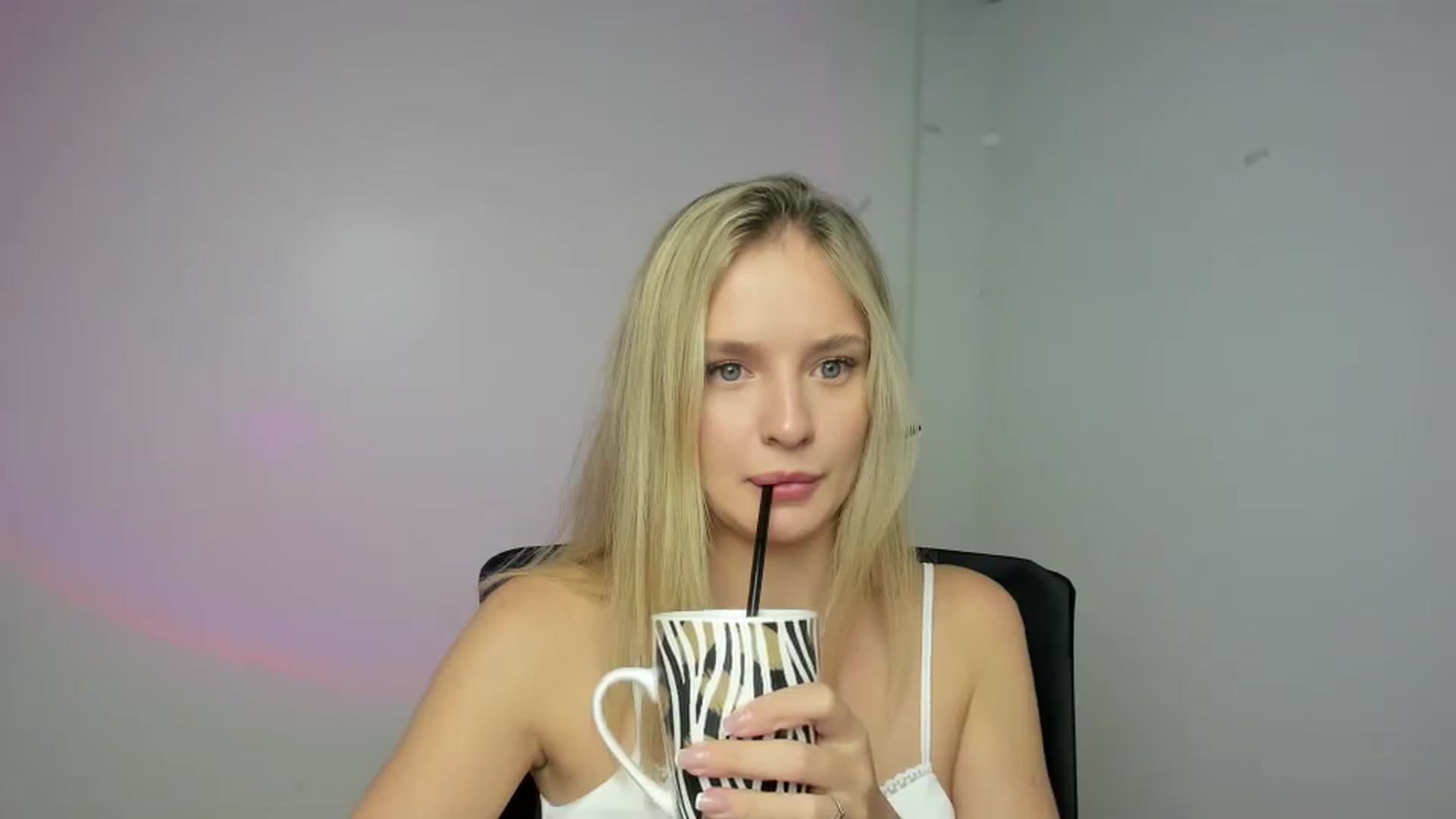 Gallery image thumbnail from Bella_amorere's myfreecams stream on, 09/07/2024, 12:14 image 3 of 20