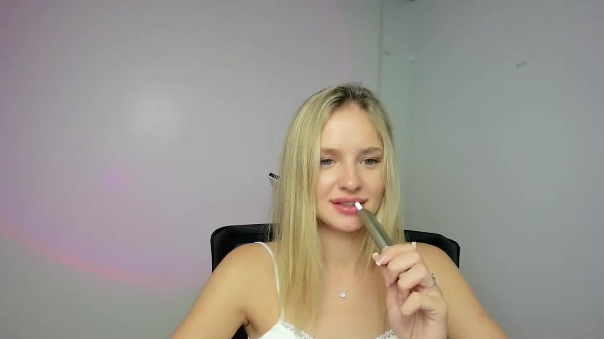 Gallery image thumbnail from Bella_amorere's myfreecams stream on, 09/07/2024, 12:14 image 11 of 20