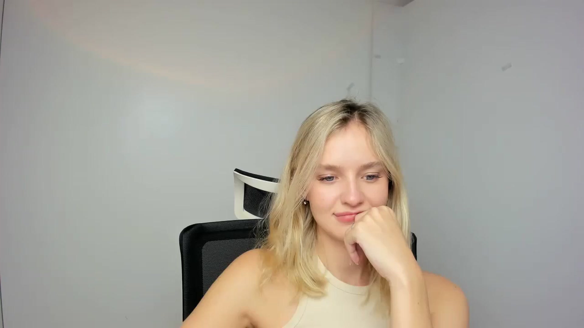 Gallery image thumbnail from Bella_amorere's myfreecams stream on, 09/08/2024, 10:37 image 18 of 20