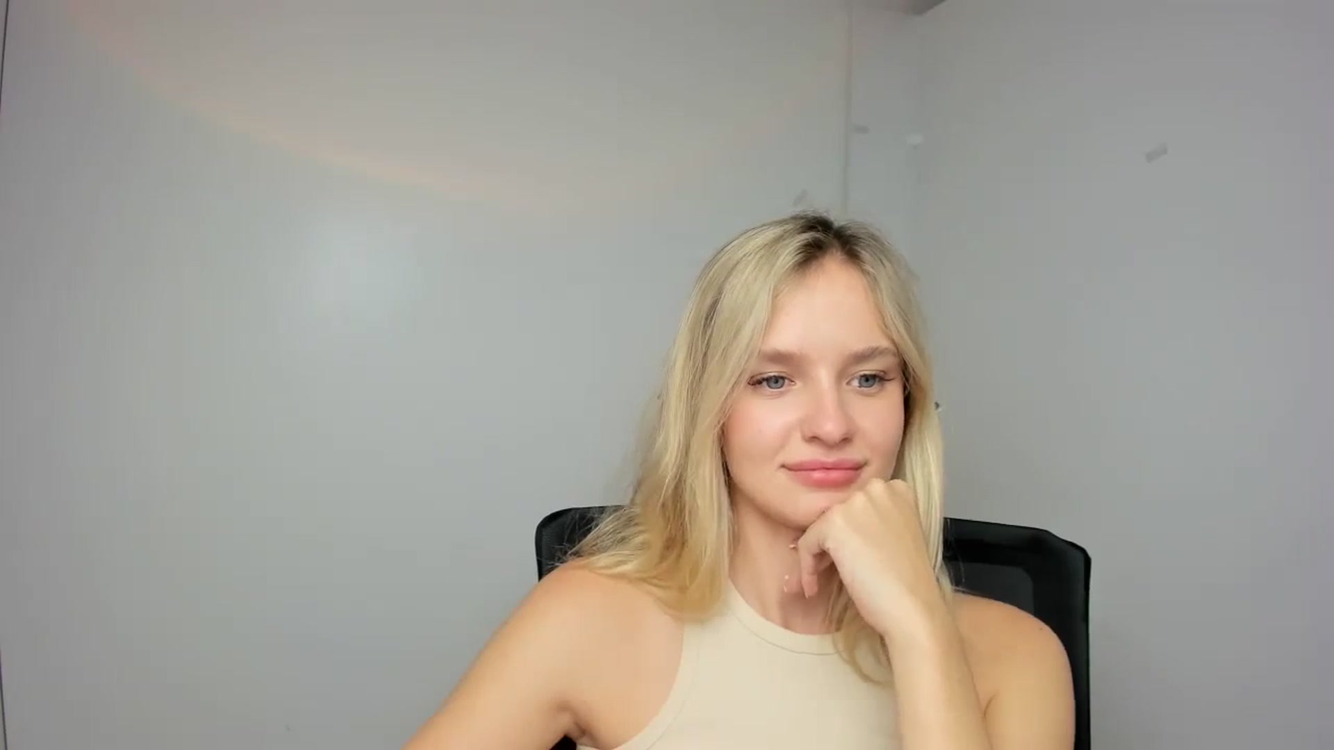 Gallery image thumbnail from Bella_amorere's myfreecams stream on, 09/08/2024, 10:37 image 12 of 20