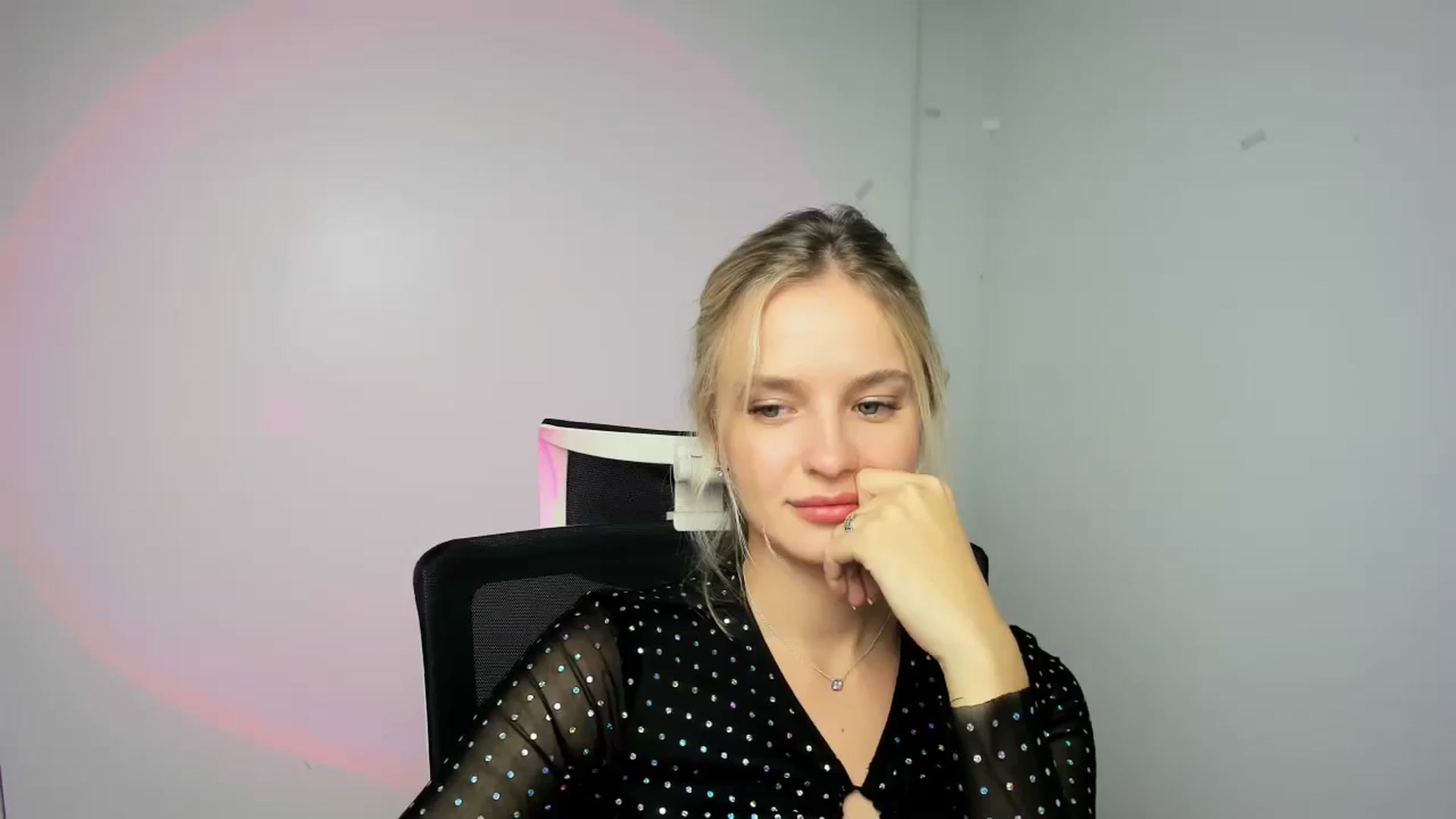 Gallery image thumbnail from Bella_amorere's myfreecams stream on, 09/09/2024, 13:10 image 16 of 20