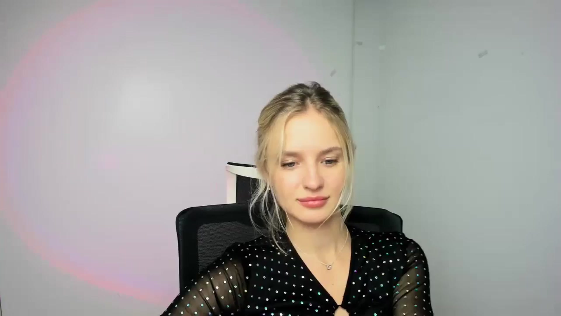 Gallery image thumbnail from Bella_amorere's myfreecams stream on, 09/09/2024, 13:10 image 18 of 20