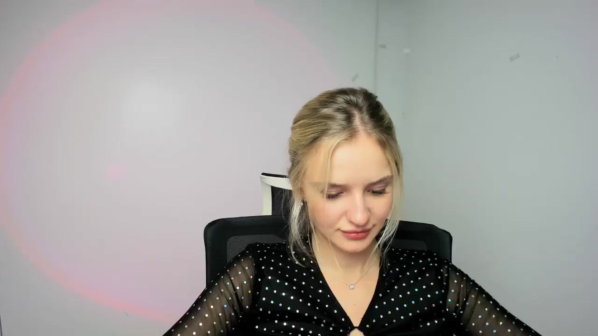 Gallery image thumbnail from Bella_amorere's myfreecams stream on, 09/09/2024, 13:10 image 17 of 20