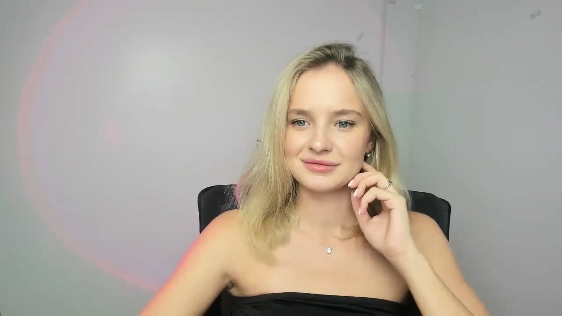 Gallery image thumbnail from Bella_amorere's myfreecams stream on, 09/11/2024, 11:40 image 7 of 20
