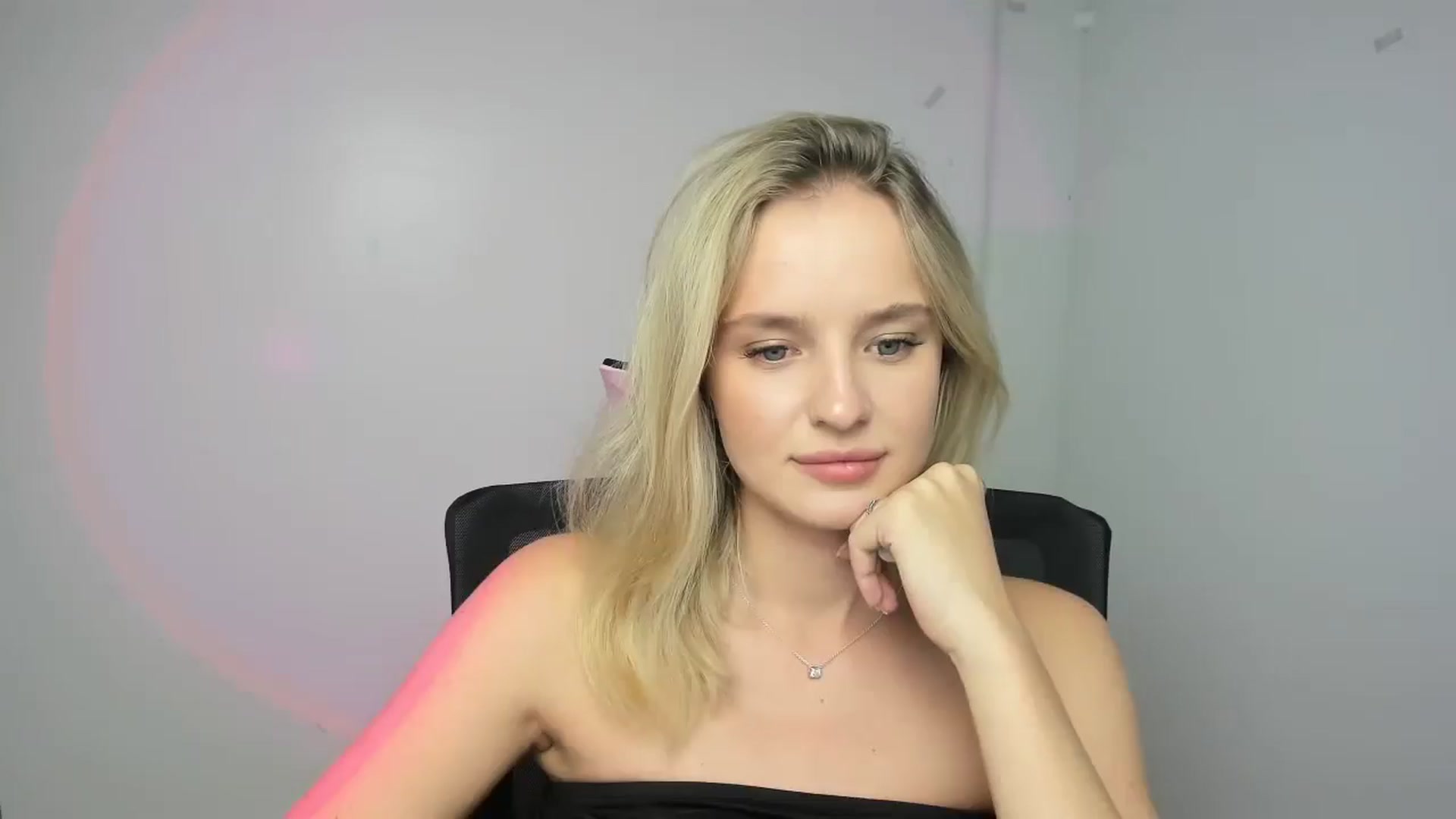 Gallery image thumbnail from Bella_amorere's myfreecams stream on, 09/11/2024, 12:20 image 3 of 20