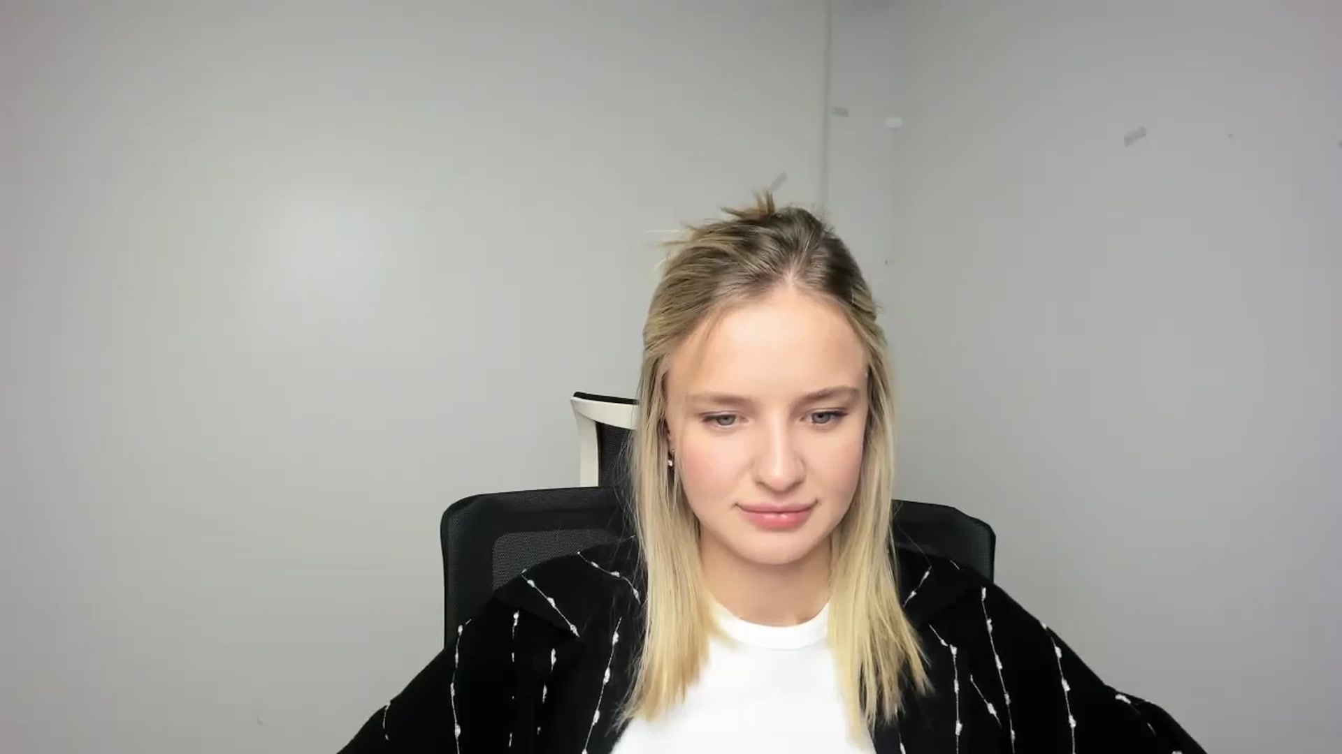 Gallery image thumbnail from Bella_amorere's myfreecams stream on, 09/14/2024, 12:10 image 8 of 20