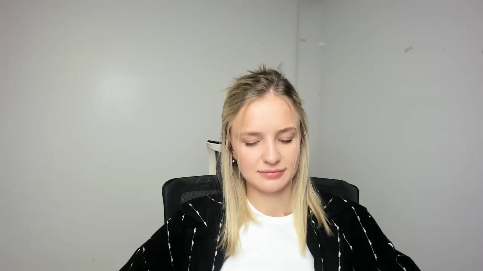 Gallery image thumbnail from Bella_amorere's myfreecams stream on, 09/14/2024, 12:10 image 11 of 20
