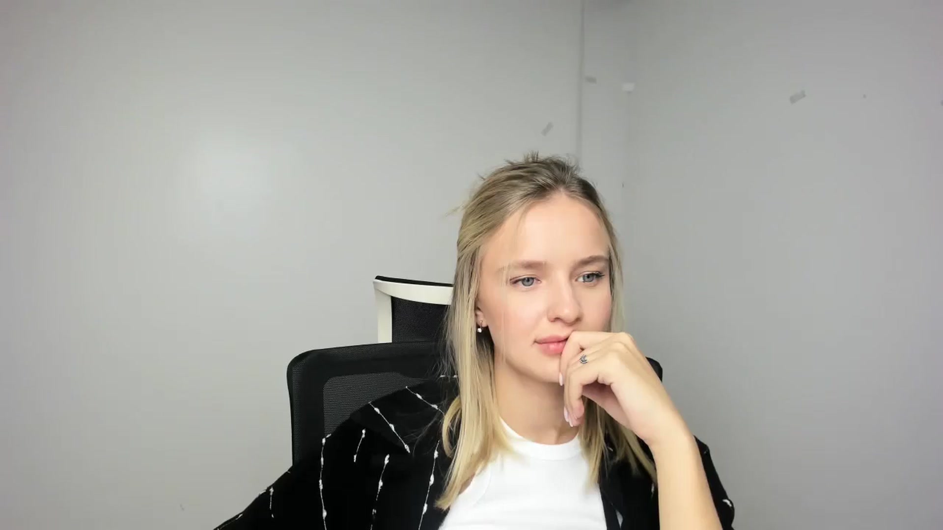 Gallery image thumbnail from Bella_amorere's myfreecams stream on, 09/14/2024, 12:10 image 19 of 20