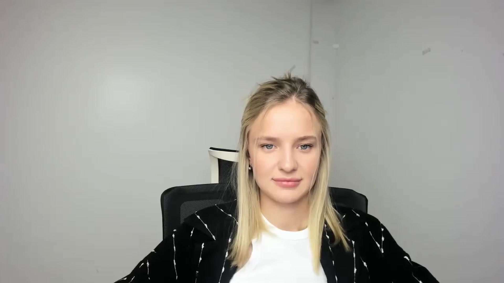 Gallery image thumbnail from Bella_amorere's myfreecams stream on, 09/14/2024, 12:10 image 13 of 20