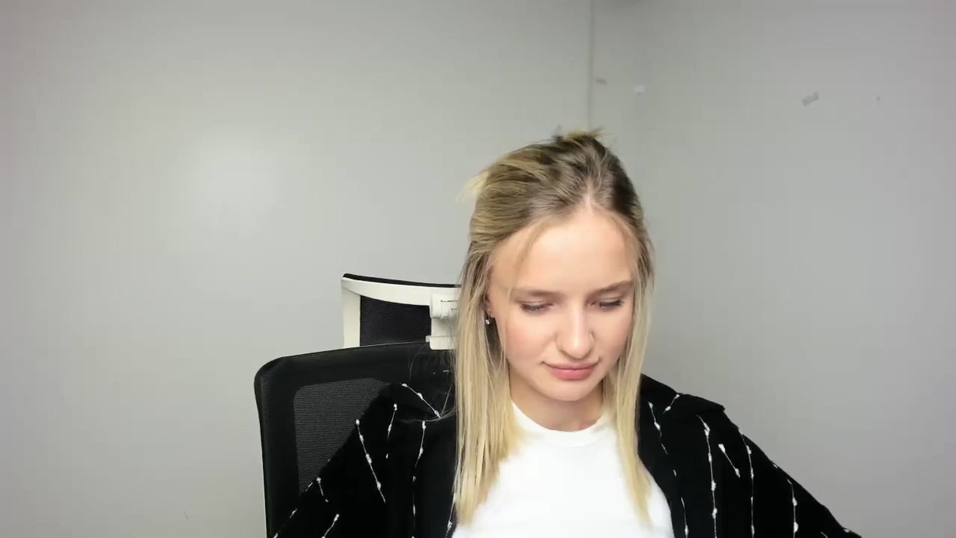 Gallery image thumbnail from Bella_amorere's myfreecams stream on, 09/14/2024, 12:44 image 19 of 20