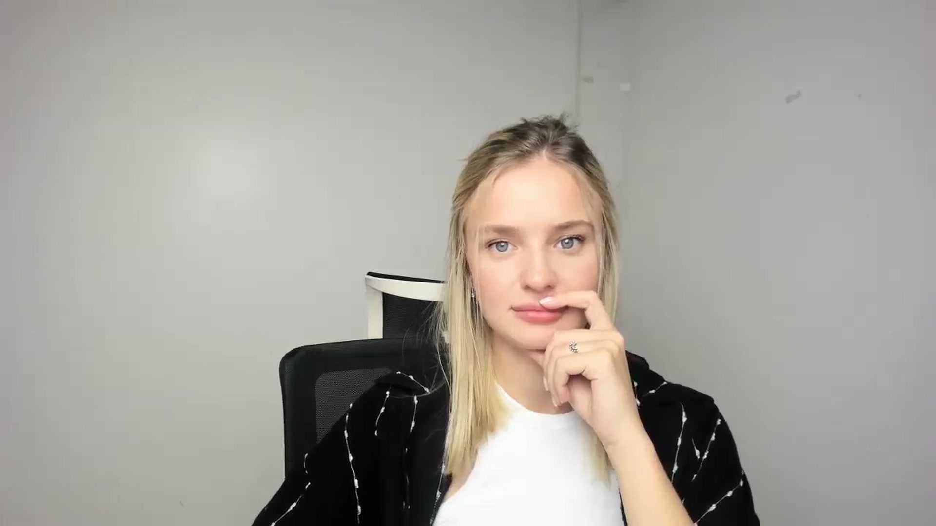 Gallery image thumbnail from Bella_amorere's myfreecams stream on, 09/14/2024, 12:44 image 15 of 20