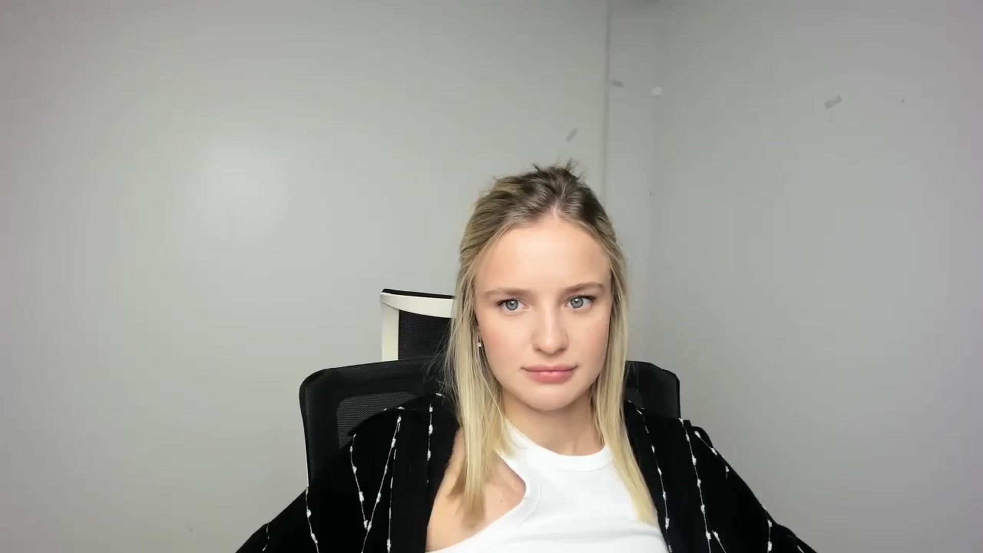 Gallery image thumbnail from Bella_amorere's myfreecams stream on, 09/14/2024, 12:44 image 1 of 20