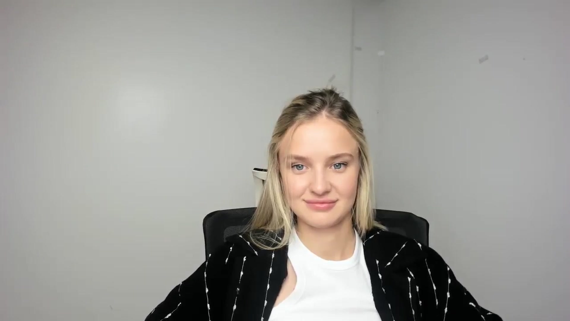 Gallery image thumbnail from Bella_amorere's myfreecams stream on, 09/14/2024, 13:46 image 19 of 20