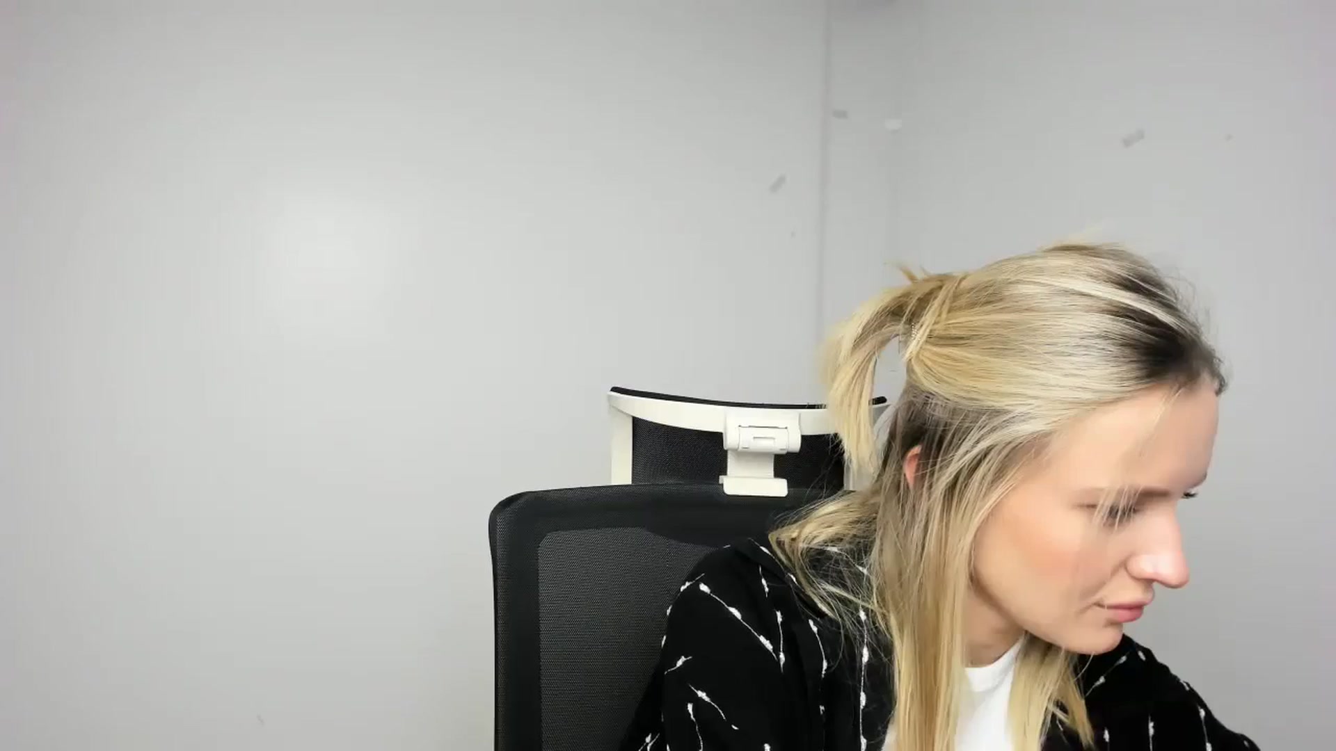 Gallery image thumbnail from Bella_amorere's myfreecams stream on, 09/14/2024, 13:46 image 15 of 20