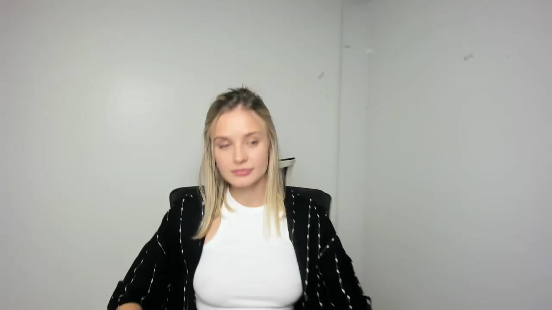 Gallery image thumbnail from Bella_amorere's myfreecams stream on, 09/14/2024, 15:35 image 6 of 20