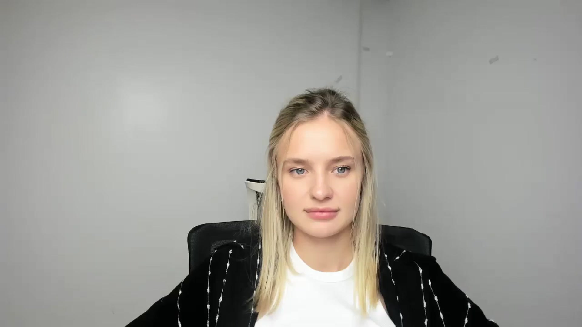 Gallery image thumbnail from Bella_amorere's myfreecams stream on, 09/14/2024, 15:35 image 18 of 20