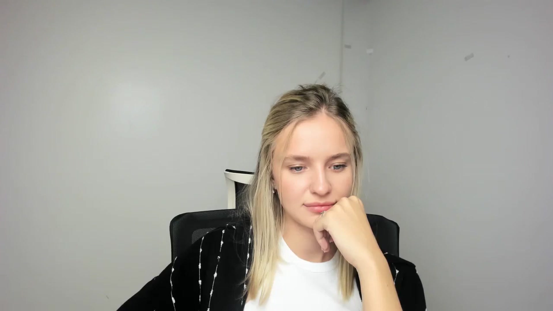 Gallery image thumbnail from Bella_amorere's myfreecams stream on, 09/14/2024, 15:35 image 17 of 20