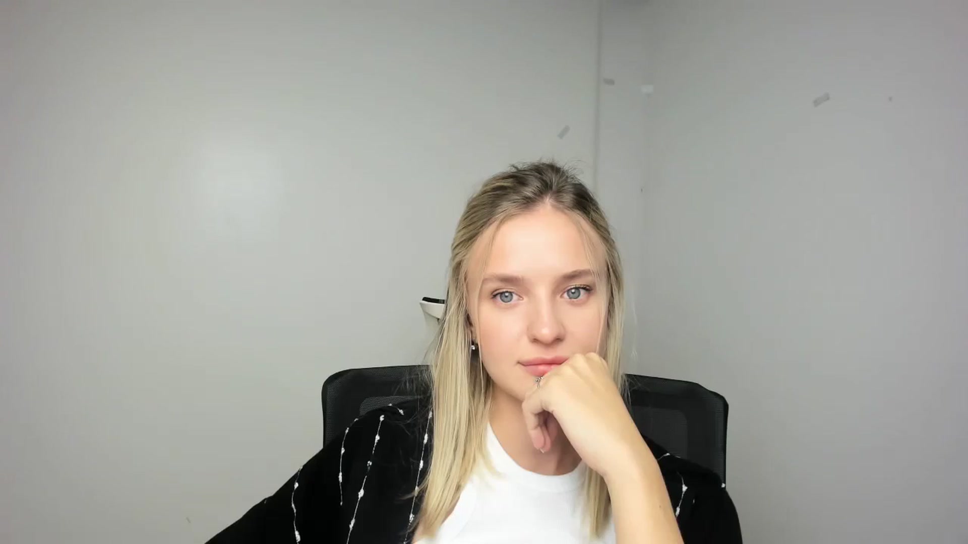 Gallery image thumbnail from Bella_amorere's myfreecams stream on, 09/14/2024, 15:35 image 16 of 20