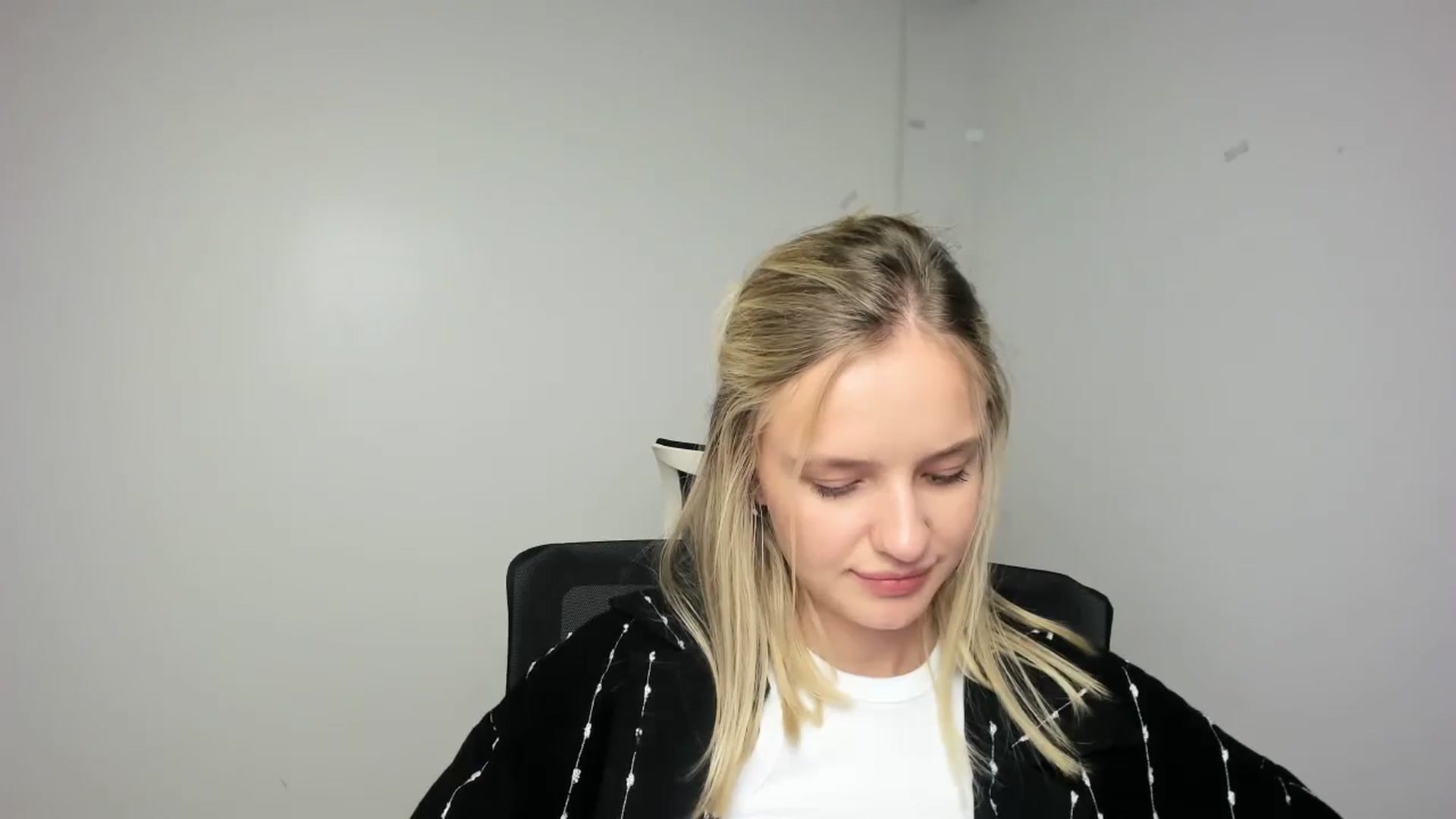 Gallery image thumbnail from Bella_amorere's myfreecams stream on, 09/14/2024, 16:45 image 5 of 20
