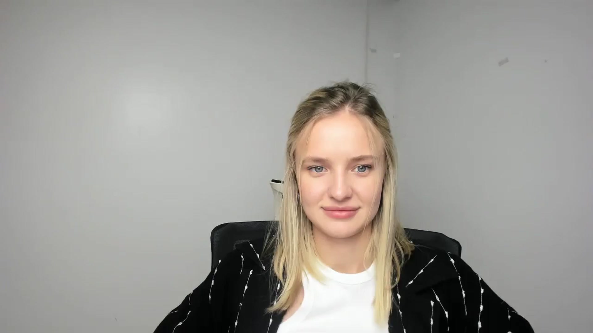 Gallery image thumbnail from Bella_amorere's myfreecams stream on, 09/14/2024, 16:45 image 19 of 20