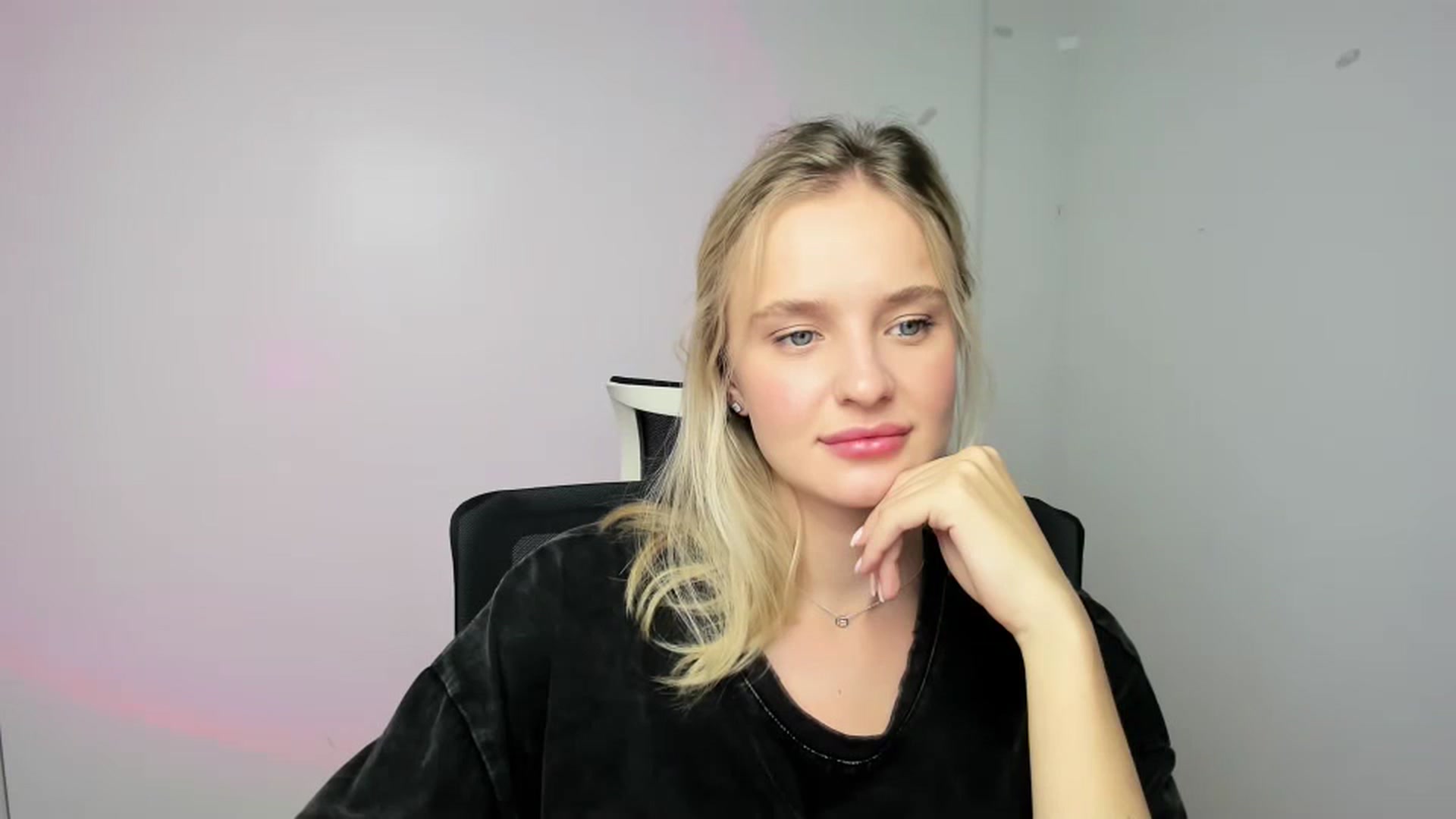 Gallery image thumbnail from Bella_amorere's myfreecams stream on, 09/20/2024, 12:15 image 9 of 20