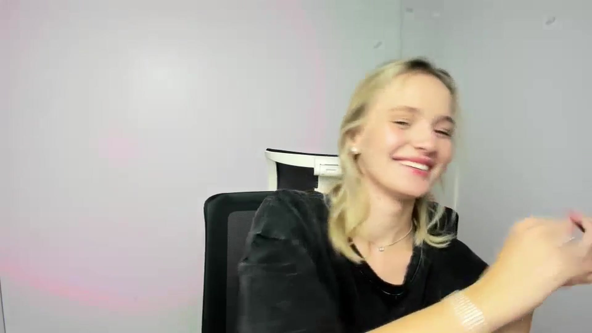 Gallery image thumbnail from Bella_amorere's myfreecams stream on, 09/20/2024, 14:09 image 20 of 20
