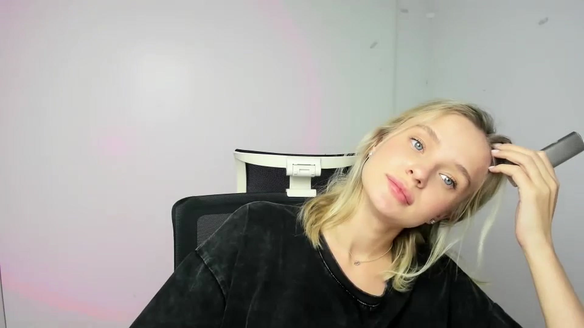 Gallery image thumbnail from Bella_amorere's myfreecams stream on, 09/20/2024, 15:09 image 15 of 20