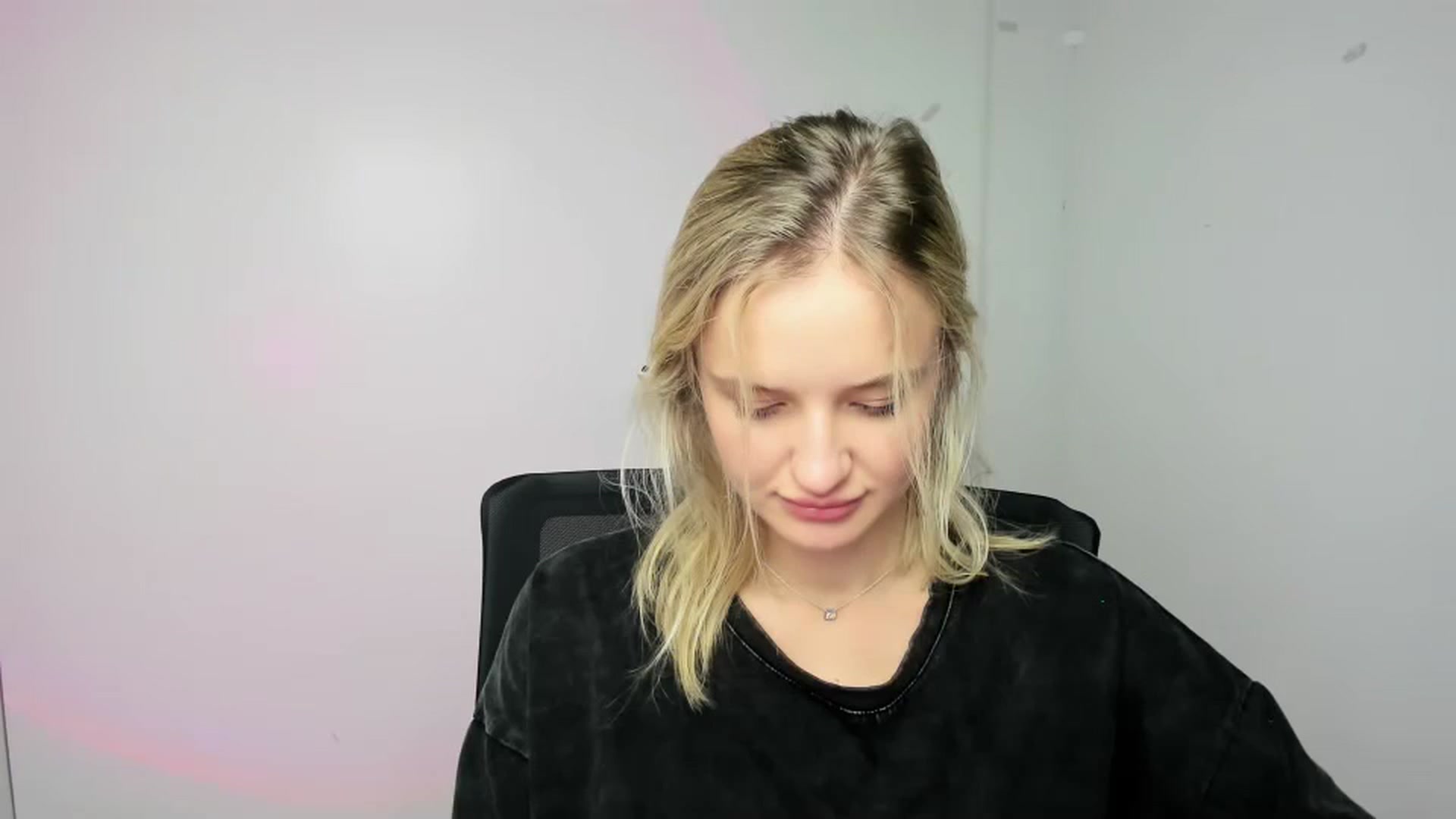 Gallery image thumbnail from Bella_amorere's myfreecams stream on, 09/20/2024, 15:09 image 17 of 20