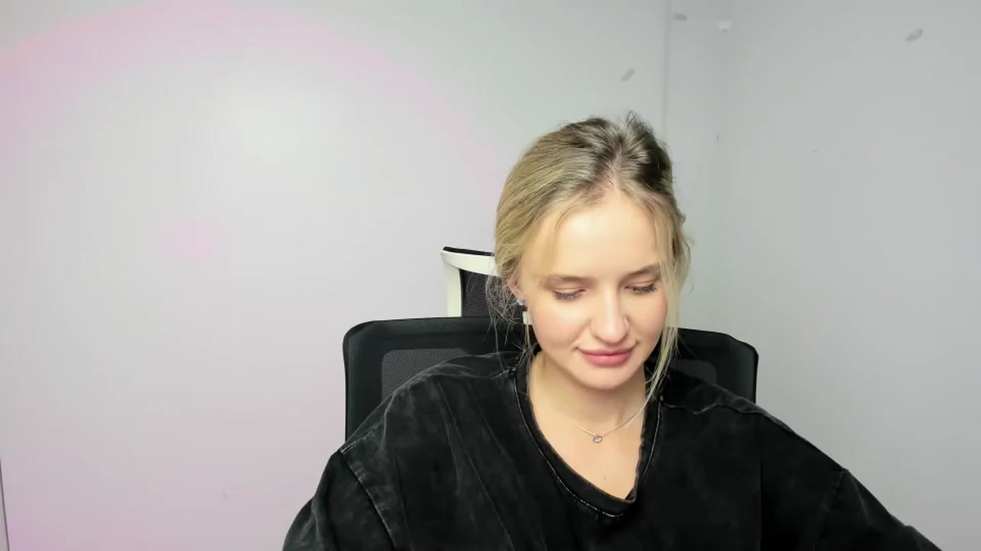 Gallery image thumbnail from Bella_amorere's myfreecams stream on, 09/20/2024, 16:35 image 11 of 20