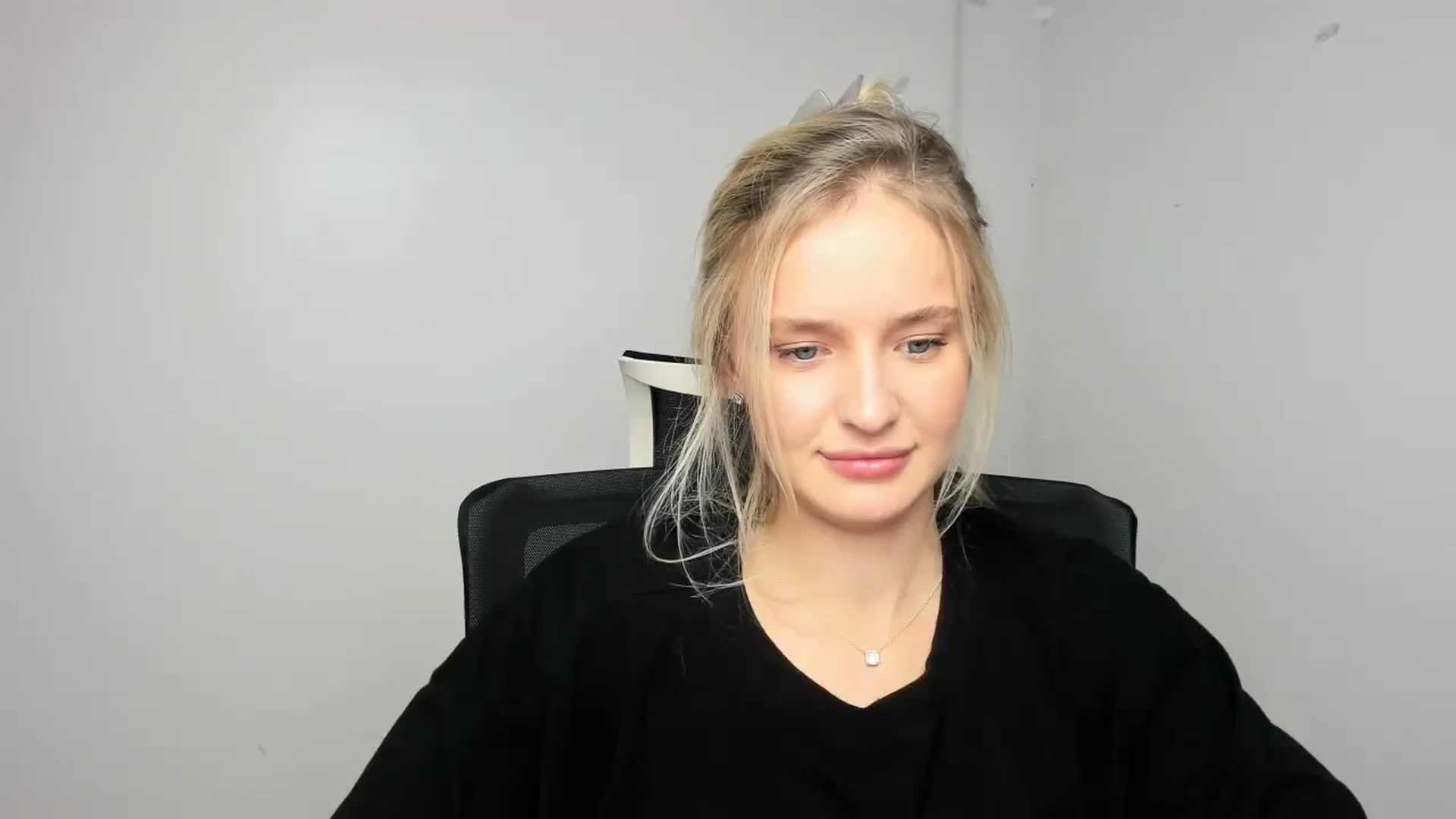 Gallery image thumbnail from Bella_amorere's myfreecams stream on, 09/21/2024, 12:54 image 14 of 20