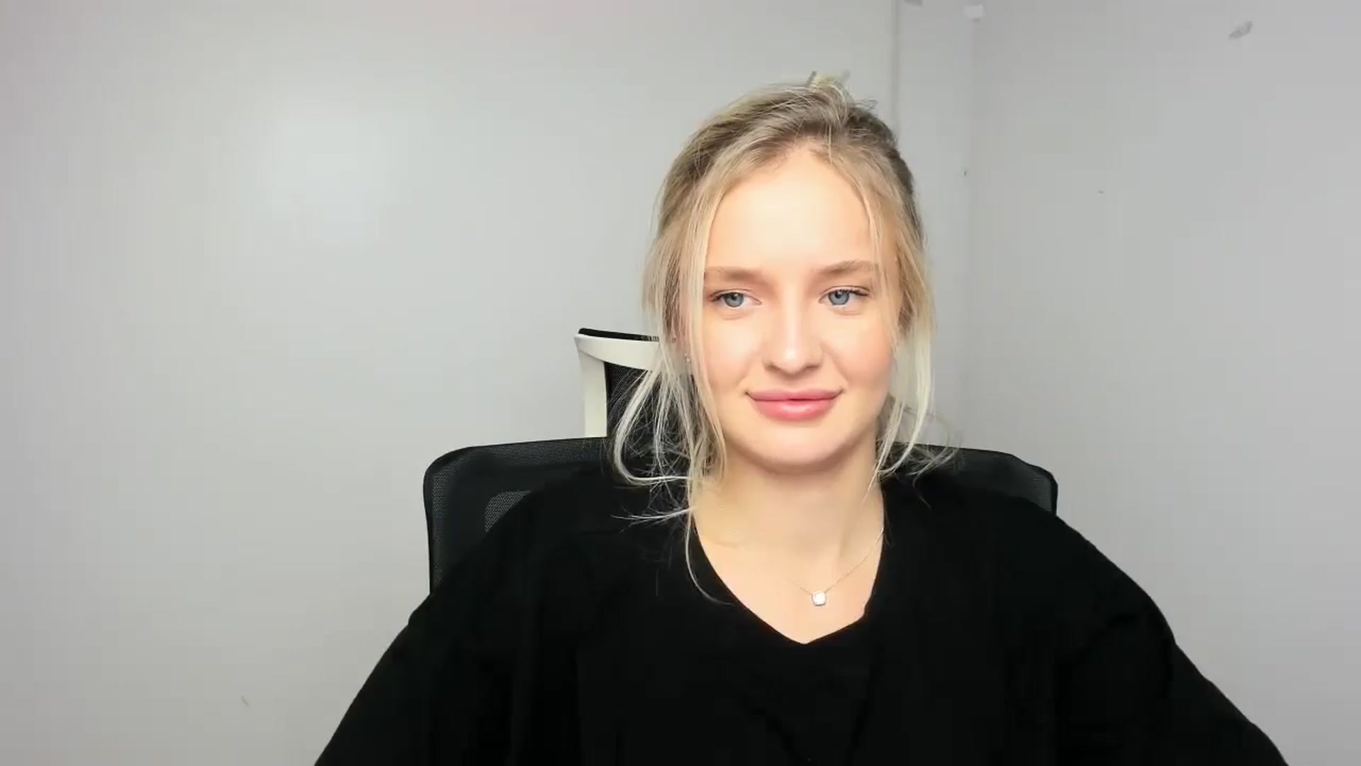 Gallery image thumbnail from Bella_amorere's myfreecams stream on, 09/21/2024, 12:54 image 12 of 20