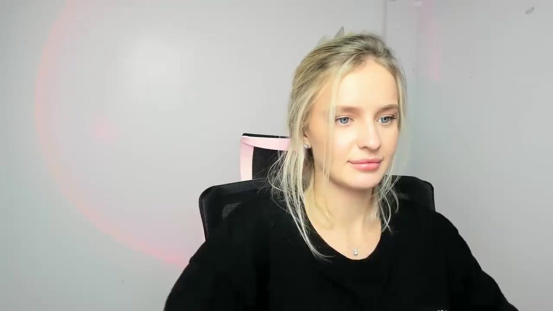 Gallery image thumbnail from Bella_amorere's myfreecams stream on, 09/21/2024, 14:20 image 17 of 20