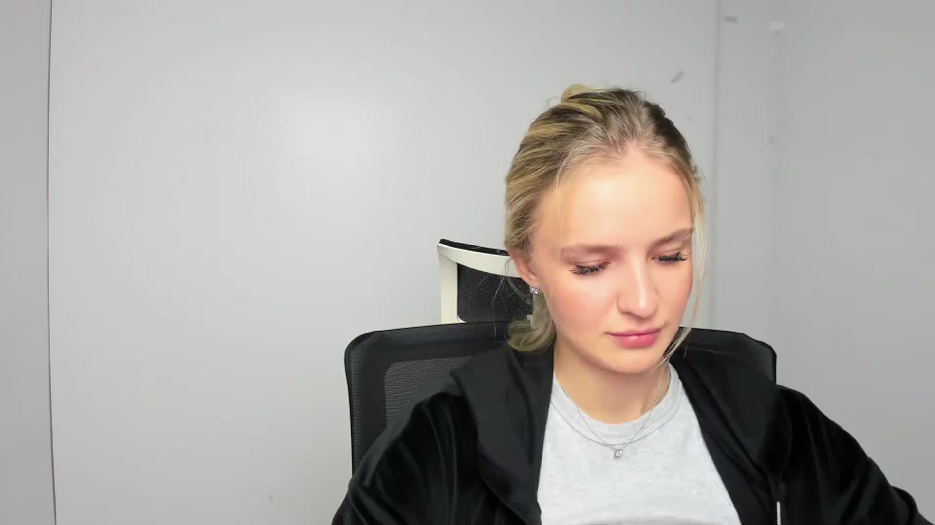 Gallery image thumbnail from Bella_amorere's myfreecams stream on, 09/24/2024, 12:32 image 6 of 20